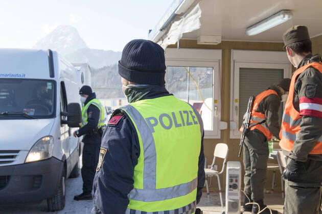 Bilder des Jahres 2021, News 02 Februar News Themen der Woche KW06 News Bilder des Tages AUT, 2021-02-12; REPORTAGE - BEGINN DER COVID-GRENZKONTROLLE ZU DEUTSCHLAND : KONTROLLE AUTOBAHNGRENZE KUFSTEI-KIEFERSFELDEN RICHTUNG BAYERN ;