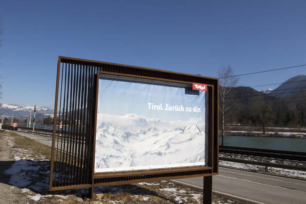 AUT, 2021-02-12; REPORTAGE - BEGINN DER COVID-GRENZKONTROLLE ZU DEUTSCHLAND : WERBESCHILD TIROL WERBUNG ;