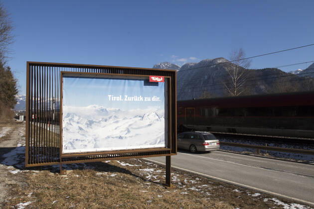 AUT, 2021-02-12; REPORTAGE - BEGINN DER COVID-GRENZKONTROLLE ZU DEUTSCHLAND : WERBESCHILD TIROL WERBUNG ;