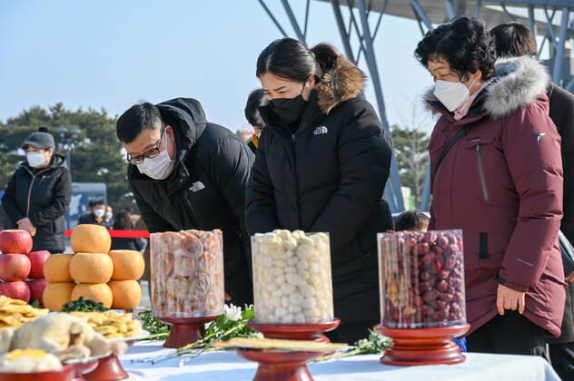 Members of North Korean separated families make an offering at an altar for Lunar New Year near the DMZ at Imjingak Park in Paju, South Korea on February 12, 2021. The tradition is held every year but turnout is smaller in 2021 because of COVID-19.  PAJ2021021212 THOMASxMARESCA