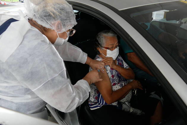 MANAUS, AM - 12.02.2021: VACINAÇÃO DE IDOSOS DE 70 E MAIS EM MANAUS - Vaccination of elderly people aged 70 and over, at Universidade Paulista (Unip), this Friday morning (12). Amazonas registered 2,205 new cases of Covid-19 last Thursday (11 02), increasing to 290,049 the total of infected and 9,619 the number of deaths, according to data from the epidemiological bulletin of the Health Surveillance Foundation (FVS-AM ). In the photo, elderly woman is vaccinated with AstraZeneca Oxford immunizer. x2031536x  SandroxPereira