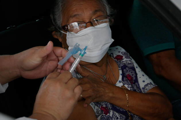 MANAUS, AM - 12.02.2021: VACINAÇÃO DE IDOSOS DE 70 E MAIS EM MANAUS - Vaccination of elderly people aged 70 and over, at Universidade Paulista (Unip), this Friday morning (12). Amazonas registered 2,205 new cases of Covid-19 last Thursday (11 02), increasing to 290,049 the total of infected and 9,619 the number of deaths, according to data from the epidemiological bulletin of the Health Surveillance Foundation (FVS-AM ). In the photo, elderly woman is vaccinated with AstraZeneca Oxford immunizer. x2031537x  SandroxPereira