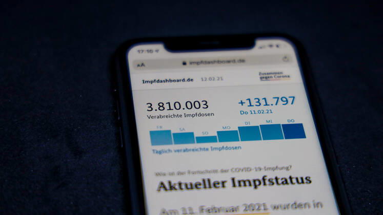 Impfdashboard des Bundesministerium für Gesundheit - Aktueller Impfstatus DEU, Deutschland, Berlin, 12.02.2021: Impfdashboard.de Stand: 12. Februar 2021, 11:45 Uhr, angezeigt auf einem iPhone. Fortschritt der COVIDâ -â 19â -â Impfung.