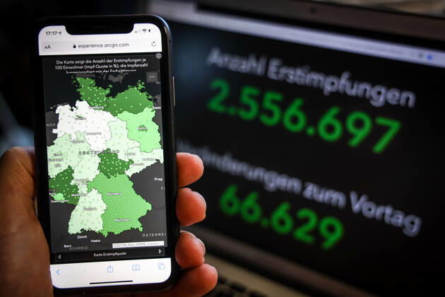 Coronavirus in Deutschland - COVID-19 Impfungen -Dashboard 12.02.2021: Esri Deutschland GmbH auf Basis des Digitalen Impfquotenmonitoring zur COVID-19-Impfung des RKI - Anzahl Erstimpfungen: 2.556.697 Veränderungen zum Vortag: 66.629 Anzahl Zweitimpfungen: 1.253.306 Veränderungen zum Vortag: 65.168 Datenstand vom 12.02.2021.