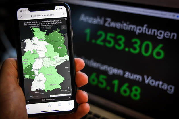 Coronavirus in Deutschland - COVID-19 Impfungen -Dashboard 12.02.2021: Esri Deutschland GmbH auf Basis des Digitalen Impfquotenmonitoring zur COVID-19-Impfung des RKI - Anzahl Erstimpfungen: 2.556.697 Veränderungen zum Vortag: 66.629 Anzahl Zweitimpfungen: 1.253.306 Veränderungen zum Vortag: 65.168 Datenstand vom 12.02.2021.