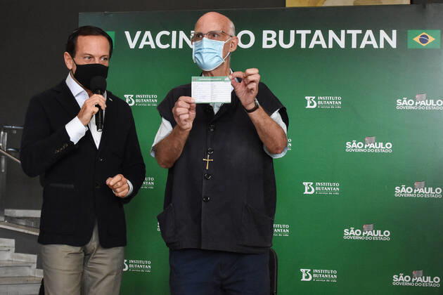 SÃO PAULO, SP - 12.02.2021: COLETIVA DE IMPRENSA JOÃO DORIA COVID19 - João Doria, (PSDB) Governor of São Paulo, participates in a press conference to talk about the fight against Coronavirus, (Covid-19) at the Palácio dos Bandeirantes, this Friday (12). In the photo Father Julio Lancellotti. x2031663x  RobertoxCasimiro