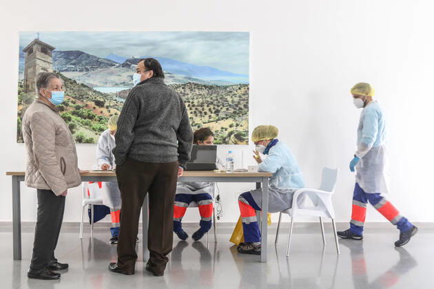 February 12, 2021: February 12, 2021 (Ronda,Malaga) The Andalusian Health Service (SAS) has started this Friday in Ronda the massive vaccination against the coronavirus in over 80 years. Those with mobility problems with the first dose of Pfizer vaccine are being given the dose in vehicles to the population over the age of 80. - ZUMAc161 20210212_zap_c161_016 Copyright: xLorenzoxCarnerox