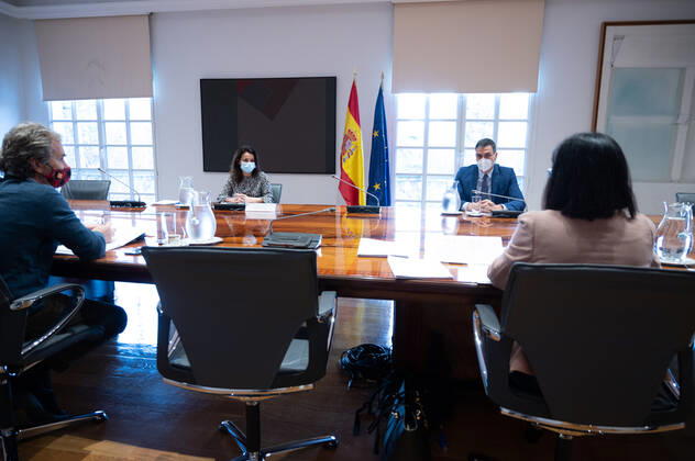 The President of the Government, Pedro Sanchez (2r), chairs the meeting of the Coronavirus Monitoring Committee, in Madrid (Spain), February 12, 2021. Health reported yesterday afternoon of 513 deaths and 17,853 new infections by coronavirus in the last 24 hours. They have also reported that the cumulative incidence has fallen to 540 cases per 100,000 population. 12 FEBRUARY 2021 Pool Moncloa Borja Puig de la 02 12 2021 Madrid Madrid Spain Copyright: xPoolxMoncloax xBorjaxPuigxdexlaxBellacasax 3559608