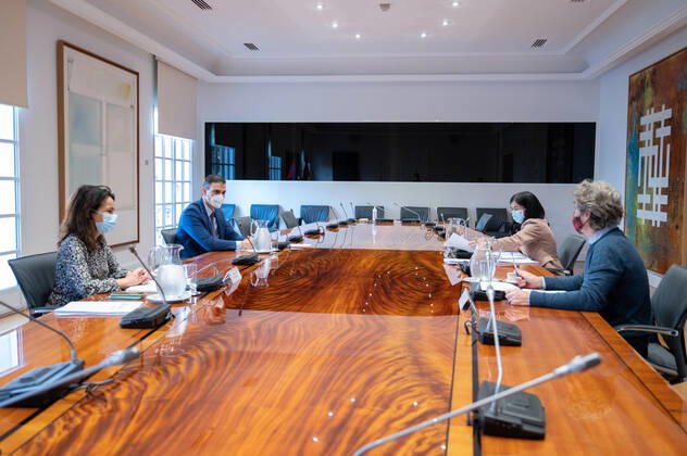 The President of the Government, Pedro Sanchez (2l), chairs the meeting of the Coronavirus Monitoring Committee, in Madrid (Spain), 12 February 2021. Health reported yesterday afternoon of 513 deaths and 17,853 new infections by coronavirus in the last 24 hours. They have also reported that the cumulative incidence has fallen to 540 cases per 100,000 population. 12 FEBRUARY 2021 Pool Moncloa Borja Puig de la 02 12 2021 Madrid Madrid Spain Copyright: xPoolxMoncloax xBorjaxPuigxdexlaxBellacasax 3559616