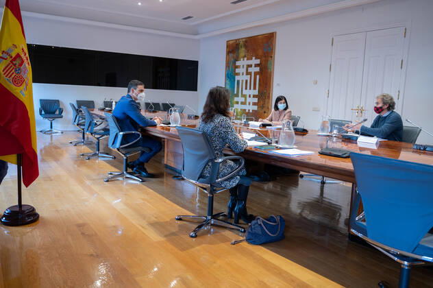 The President of the Government, Pedro Sanchez (left), chairs the meeting of the Coronavirus Monitoring Committee, in Madrid (Spain), 12 February 2021. Health reported yesterday afternoon of 513 deaths and 17,853 new infections by coronavirus in the last 24 hours. They have also reported that the cumulative incidence has fallen to 540 cases per 100,000 population. 12 FEBRUARY 2021 Pool Moncloa Borja Puig de la 02 12 2021 Madrid Madrid Spain Copyright: xPoolxMoncloax xBorjaxPuigxdexlaxBellacasax 3559617