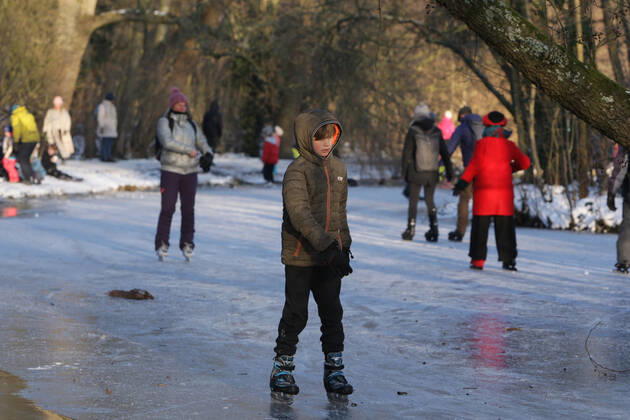 People skating on the frozen canal during sunny afternoon at the Vondelpark on February 12, 2021 in Amsterdam,Netherlands. The Dutch Prime Minister Mark Rutter asked people during press conference this Friday not breaking the measures against Covid-19 also on the ice, the virus is not less infectious on ice. Amsterdam Netherlasnds Copyright: xPauloxAmorimx amp20210212_001