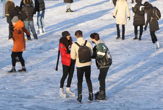 People skating on the frozen canal during sunny afternoon at the Vondelpark on February 12, 2021 in Amsterdam,Netherlands. The Dutch Prime Minister Mark Rutter asked people during press conference this Friday not breaking the measures against Covid-19 also on the ice, the virus is not less infectious on ice. Amsterdam Netherlasnds Copyright: xPauloxAmorimx amp20210212_002