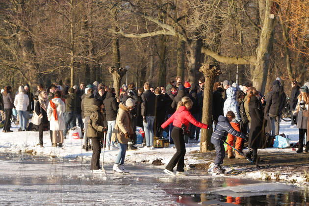 News Bilder des Tages Skaters ride and people get together on the frozen canal during sunny afternoon at the Vondelpark on February 12, 2021 in Amsterdam,Netherlands. The Dutch Prime Minister Mark Rutter asked people during press conference this Friday not breaking the measures against Covid-19 also on the ice, the virus is not less infectious on ice. Amsterdam Netherlasnds Copyright: xPauloxAmorimx amp20210212_003