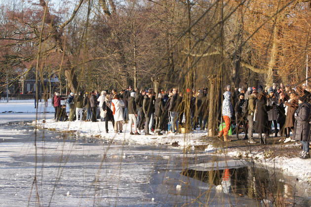 People get together near frozen canal during sunny afternoon at the Vondelpark on February 12, 2021 in Amsterdam,Netherlands. The Dutch Prime Minister Mark Rutter asked people during press conference this Friday not breaking the measures against Covid-19 also on the ice, the virus is not less infectious on ice. Amsterdam Netherlasnds Copyright: xPauloxAmorimx amp20210212_004
