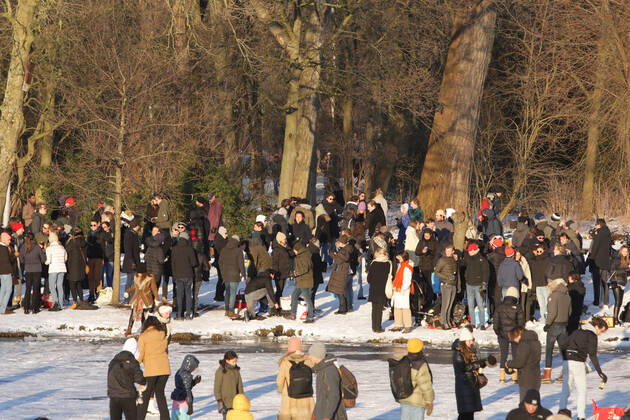 People get together on the frozen canal during sunny afternoon at the Vondelpark on February 12, 2021 in Amsterdam,Netherlands. The Dutch Prime Minister Mark Rutter asked people during press conference this Friday not breaking the measures against Covid-19 also on the ice, the virus is not less infectious on ice. Amsterdam Netherlasnds Copyright: xPauloxAmorimx amp20210212_005