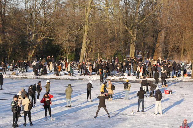 People skating and get together on the frozen canal during sunny afternoon at the Vondelpark on February 12, 2021 in Amsterdam,Netherlands. The Dutch Prime Minister Mark Rutter asked people during press conference this Friday not breaking the measures against Covid-19 also on the ice, the virus is not less infectious on ice. Amsterdam Netherlasnds Copyright: xPauloxAmorimx amp20210212_010