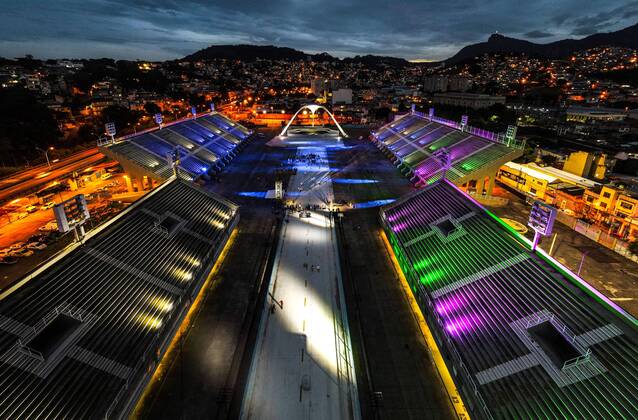 News Bilder des Tages Photograph taken with a drone that shows the Rio Carnival Sambadrome, empty and illuminated, in Rio de Janeiro, Brazil, 12 February 2021. The Sambadrome, which will remain empty and silent between this Friday and Ash Wednesday due to the cancellation of the most famous Carnival in Brazil due to the covid pandemic, will have special lighting at night in tribute to the victims of the coronavirus. The light show, simulating a carnival parade and highlighting the different colors of the Rio de Janeiro samba schools, was lit this Friday by the mayor of Rio de Janeiro, Eduardo Paes, in a ceremony in which tribute was also paid to the victims of the pandemic. An empty Rio Sambadrome gains special lighting for covid victims !ACHTUNG: NUR REDAKTION Copyright: xAntonioxLacerdax AME5417 20210212-637487709298796993
