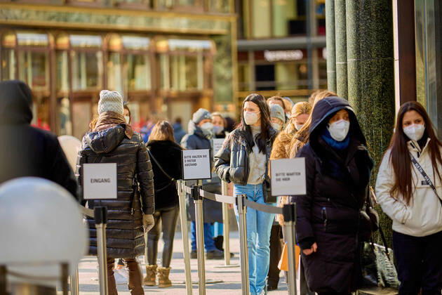 - Wien 12.02.2021 - Coronavirus Krise - Nach dem rund 6 Wochen dauernden österreichweiten 3. harten Lockdown dürfen seit 5 Tagen Einkaufszentren, Friseure und Geschäfte unter strengen Vorgaben wieder aufmachen.Trotz eisiger Kälte waren auch heute viele auf Schnäppchenjagd in den Wiener Einkaufsstrassen. PHOTO: Auch am 5. tag nach Wiedereröffnung stehen die Kunden in der warteschlange vor einem Bekleidungsgeschäft am Stock-im-Eisen-Platz. Vienna, Austria - Coronavirus Crisis - Coronavirus crisis - After the Austria-wide, 3rd hard lockdown, which lasted around 6 weeks, shopping centers, hairdressers and shops have been allowed to reopen under strict guidelines since 5 days. Despite the freezing cold, many were still hunting for bargains 
