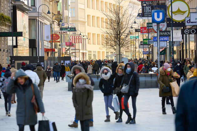 - Wien 12.02.2021 - Coronavirus Krise - Nach dem rund 6 Wochen dauernden österreichweiten 3. harten Lockdown dürfen seit 5 Tagen Einkaufszentren, Friseure und Geschäfte unter strengen Vorgaben wieder aufmachen.Trotz eisiger Kälte waren auch heute viele auf Schnäppchenjagd in den Wiener Einkaufsstrassen. PHOTO: Die Wiener Kärntnerstrasse, Österreichs teuerste Einkaufsstrasse war gut besucht. Vienna, Austria - Coronavirus Crisis - Coronavirus crisis - After the Austria-wide, 3rd hard lockdown, which lasted around 6 weeks, shopping centers, hairdressers and shops have been allowed to reopen under strict guidelines since 5 days. Despite the freezing cold, many were still hunting for bargains in the Viennese shopping streets. Shopping in W 