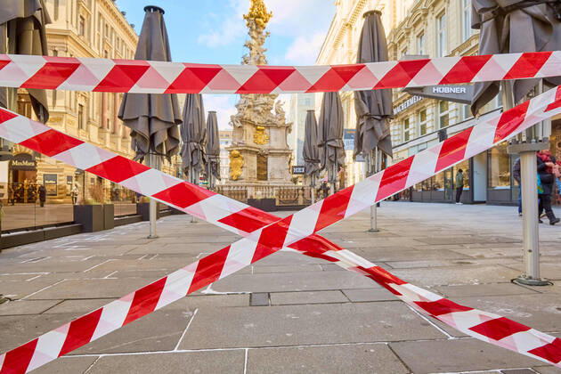 - Wien 12.02.2021 - Coronavirus Krise - Nach dem rund 6 Wochen dauernden österreichweiten 3. harten Lockdown dürfen seit 5 Tagen Einkaufszentren, Friseure und Geschäfte unter strengen Vorgaben wieder aufmachen.Trotz eisiger Kälte waren auch heute viele auf Schnäppchenjagd in den Wiener Einkaufsstrassen. PHOTO: Wie hier Am Graben in der Wiener Innenstadt bleibt die gesamte Gastronomie weiterhin geschlossen auch wenn der Handel wieder aufgesperrt hat. Vienna, Austria - Coronavirus Crisis - Coronavirus crisis - After the Austria-wide, 3rd hard lockdown, which lasted around 6 weeks, shopping centers, hairdressers and shops have been allowed to reopen under strict guidelines since 5 days. Despite the freezing cold, many were still hunting 