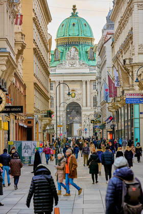 - Wien 12.02.2021 - Coronavirus Krise - Nach dem rund 6 Wochen dauernden österreichweiten 3. harten Lockdown dürfen seit 5 Tagen Einkaufszentren, Friseure und Geschäfte unter strengen Vorgaben wieder aufmachen.Trotz eisiger Kälte waren auch heute viele auf Schnäppchenjagd in den Wiener Einkaufsstrassen. PHOTO: Der Kohlmarkt mit Blick auf den Michaelerplatz und die Hofburg. Vienna, Austria - Coronavirus Crisis - Coronavirus crisis - After the Austria-wide, 3rd hard lockdown, which lasted around 6 weeks, shopping centers, hairdressers and shops have been allowed to reopen under strict guidelines since 5 days. Despite the freezing cold, many were still hunting for bargains in the Viennese shopping streets. Shopping in Wien nach 3. Lockdo 