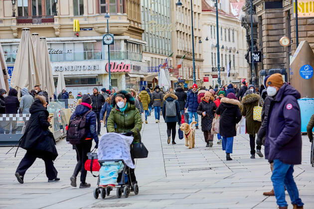 - Wien 12.02.2021 - Coronavirus Krise - Nach dem rund 6 Wochen dauernden österreichweiten 3. harten Lockdown dürfen seit 5 Tagen Einkaufszentren, Friseure und Geschäfte unter strengen Vorgaben wieder aufmachen.Trotz eisiger Kälte waren auch heute viele auf Schnäppchenjagd in den Wiener Einkaufsstrassen. PHOTO: Am Graben. Vienna, Austria - Coronavirus Crisis - Coronavirus crisis - After the Austria-wide, 3rd hard lockdown, which lasted around 6 weeks, shopping centers, hairdressers and shops have been allowed to reopen under strict guidelines since 5 days. Despite the freezing cold, many were still hunting for bargains in the Viennese shopping streets. Shopping in Wien nach 3. Lockdown