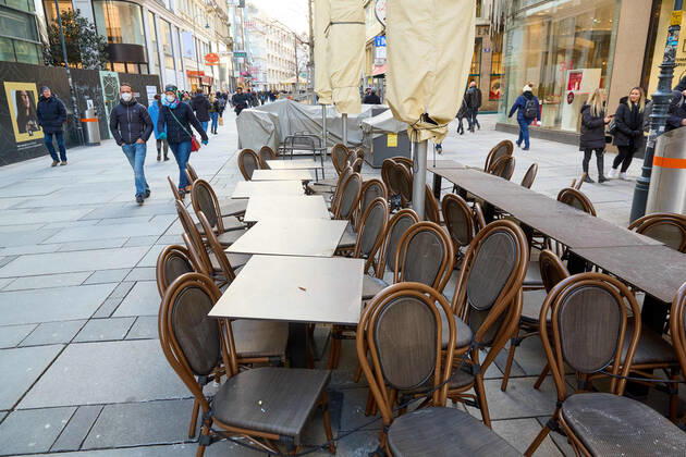 - Wien 12.02.2021 - Coronavirus Krise - Nach dem rund 6 Wochen dauernden österreichweiten 3. harten Lockdown dürfen seit 5 Tagen Einkaufszentren, Friseure und Geschäfte unter strengen Vorgaben wieder aufmachen.Trotz eisiger Kälte waren auch heute viele auf Schnäppchenjagd in den Wiener Einkaufsstrassen. PHOTO: Auch wenn der Handel geöffnet ist muss die Gastronomie weiterhin geschlossen bleiben wie hier in der Kärntnerstrasse in der Wiener Innenstadt. Vienna, Austria - Coronavirus Crisis - Coronavirus crisis - After the Austria-wide, 3rd hard lockdown, which lasted around 6 weeks, shopping centers, hairdressers and shops have been allowed to reopen under strict guidelines since 5 days. Despite the freezing cold, many were still hunting 