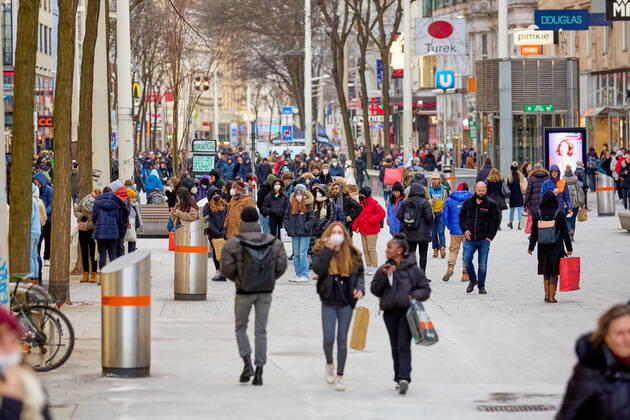 News Bilder des Tages - Wien 12.02.2021 - Coronavirus Krise - Nach dem rund 6 Wochen dauernden österreichweiten 3. harten Lockdown dürfen seit 5 Tagen Einkaufszentren, Friseure und Geschäfte unter strengen Vorgaben wieder aufmachen.Trotz eisiger Kälte waren auch heute viele auf Schnäppchenjagd in den Wiener Einkaufsstrassen. PHOTO: Die Mariahilferstrasse, Österreichs längste Einkaufsstrasse war gut besucht. Vienna, Austria - Coronavirus Crisis - Coronavirus crisis - After the Austria-wide, 3rd hard lockdown, which lasted around 6 weeks, shopping centers, hairdressers and shops have been allowed to reopen under strict guidelines since 5 days. Despite the freezing cold, many were still hunting for bargains in the Viennese shopping streets. Shopping in Wien n 