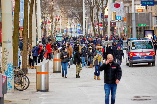 - Wien 12.02.2021 - Coronavirus Krise - Nach dem rund 6 Wochen dauernden österreichweiten 3. harten Lockdown dürfen seit 5 Tagen Einkaufszentren, Friseure und Geschäfte unter strengen Vorgaben wieder aufmachen.Trotz eisiger Kälte waren auch heute viele auf Schnäppchenjagd in den Wiener Einkaufsstrassen. PHOTO: Die Mariahilferstrasse, Österreichs längste Einkaufsstrasse war gut besucht. Vienna, Austria - Coronavirus Crisis - Coronavirus crisis - After the Austria-wide, 3rd hard lockdown, which lasted around 6 weeks, shopping centers, hairdressers and shops have been allowed to reopen under strict guidelines since 5 days. Despite the freezing cold, many were still hunting for bargains in the Viennese shopping streets. Shopping in Wien n 