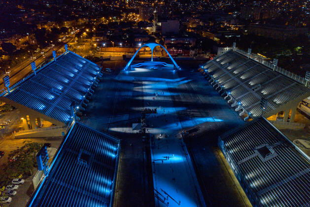 Rio Carnival Suspended RIO DE JANEIRO, BRAZIL, FEB 12: Drone view of the Sambodromo. The traditional parade site, with the carnival suspension, is lit with the colors of the samba schools in honor of the victims of COVID19 on February 12, 2021. ( Photo by Chico Ferreira Penta Press ) Rio de Janeiro Brazil 6071_230491 Copyright: xChicoxFerreira PentaxPressx