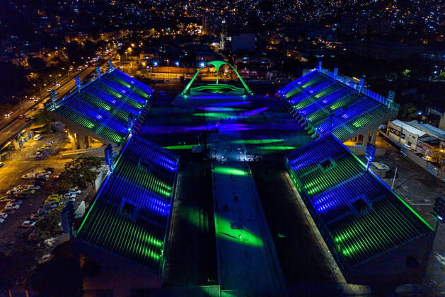 Rio Carnival Suspended RIO DE JANEIRO, BRAZIL, FEB 12: Drone view of the Sambodromo. The traditional parade site, with the carnival suspension, is lit with the colors of the samba schools in honor of the victims of COVID19 on February 12, 2021. ( Photo by Chico Ferreira Penta Press ) Rio de Janeiro Brazil 6071_230494 Copyright: xChicoxFerreira PentaxPressx