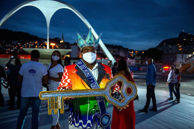 Rio Carnival Suspended RIO DE JANEIRO, BRAZIL, FEB 12: Rei Momo, folkloric king of the carnival, in the sambodromo, site of the parades of the samba schools, with the key of the city in the opening of the carnival celebrations that this year was suspended. The place received special lighting in the colors of the samba schools in honor of the victims of COVID19 on February 12, 2021. ( Photo by Chico Ferreira Penta Press ) Rio de Janeiro Brazil 6071_230497 Copyright: xChicoxFerreira PentaxPressx