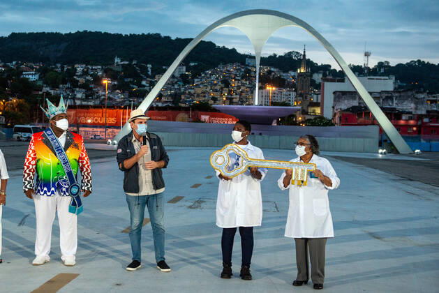 Rio Carnival Suspended RIO DE JANEIRO, BRAZIL, FEB 12: At the sambodromo, site of the parades of the samba schools, at the opening of the carnival celebrations that this year was suspended, in a symbolic ceremony, the mayor of the city, Eduardo Paes, delivers the city keys that are traditionally given to Rei Momo, folkloric king of the carnival, to health professionals on February 12, 2021. ( Photo by Chico Ferreira Penta Press ) Rio de Janeiro Brazil 6071_230500 Copyright: xChicoxFerreira PentaxPressx