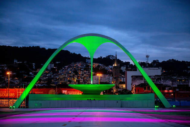 Rio Carnival Suspended RIO DE JANEIRO, BRAZIL, FEB 12: Arches of Apotheosis, designed by architect Oscar Niemeyer at Sambodromo. The traditional parade site, with the carnival suspension, is lit with the colors of the samba schools in honor of the victims of COVID19 on February 12, 2021. ( Photo by Chico Ferreira Penta Press ) Rio de Janeiro Brazil 6071_230502 Copyright: xChicoxFerreira PentaxPressx
