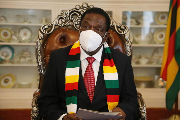 News Bilder des Tages (210213) -- HARARE, Feb. 13, 2021 -- Zimbabwean President Emmerson Mnangagwa speaks during an interview in the State House in Harare, Zimbabwe, Feb. 12, 2021. President Mnangagwa on Friday expressed gratitude to China for its offer of COVID-19 vaccines. In an interview with Chinese media, Mnangagwa said the donation is a testament to the long-standing relationship between the peoples of Zimbabwe and China. ) ZIMBABWE-HARARE-PRESIDENT-CHINA-VACCINE-COVID-19 ZhangxYuliang 