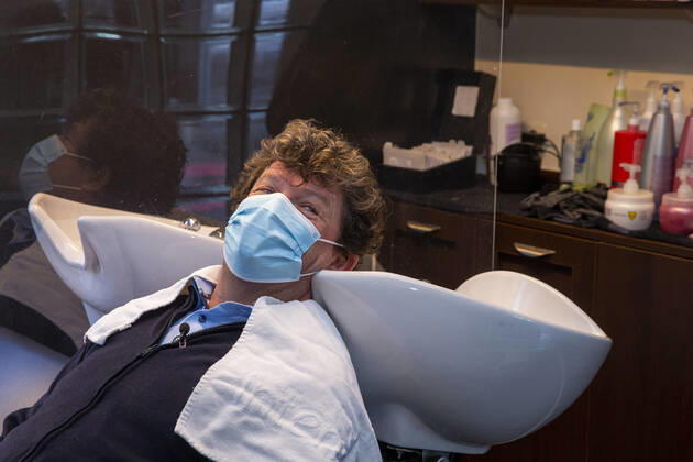 Oostende Mayor Bart Tommelein pictured during a visit to the hairdresser, Saturday 13 February 2021, in Oudenburg. The consultative committee who evaluates the measures taken to control the average number of additional Covid-19 infections in Belgium decided that hairdressers will be allowed to reopen from Today.  NICOLASxMAETERLINCK 2643812