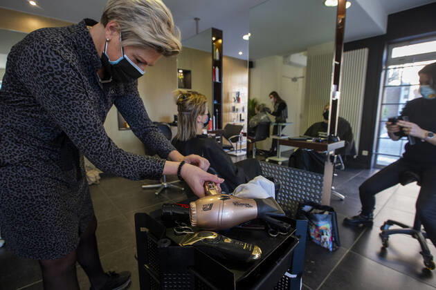 Illustration picture shows a hairdresser, Saturday 13 February 2021, in Oudenburg. The consultative committee who evaluates the measures taken to control the average number of additional Covid-19 infections in Belgium decided that hairdressers will be allowed to reopen from Today.  NICOLASxMAETERLINCK 2643822