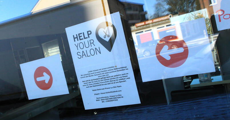 Im Schaufenster eines wegen des Lockdowns geschlossenen Friseursalons hängt ein Zettel, in dem die Geschäftsinhaber um Spenden bitten. Barmbek Hamburg
