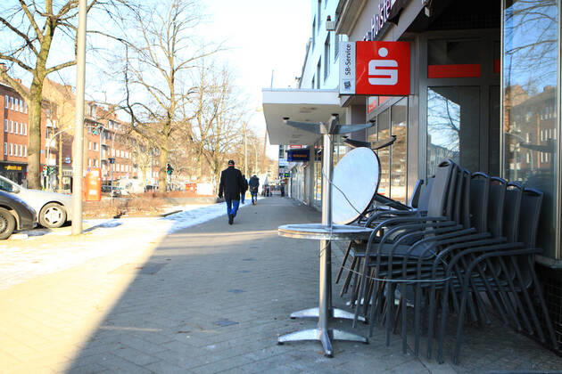 Ein wegen des Lockdowns nahezu menschenleere Geschäftsstraße Fuhlsbütteler Straße in Hamburg-Barmbek. Barmbek Hamburg