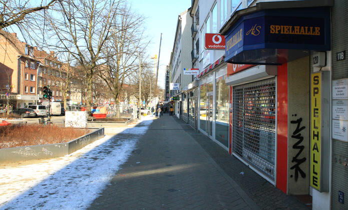 Ein wegen des Lockdowns nahezu menschenleere Geschäftsstraße Fuhlsbütteler Straße in Hamburg-Barmbek. Barmbek Hamburg