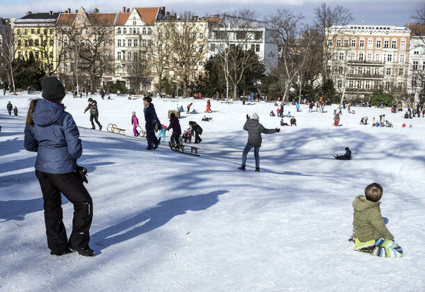 Rodeln im verschneiten Berliner Park Berlin, DEU, 13.02.21 - Rodelspass im verschneiten Berliner Viktoriapark. Schnee und eisige Kaelte bestimmen weiter das Wetter. Berlin Berlin Deutschland