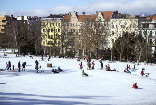 Rodeln im verschneiten Berliner Park Berlin, DEU, 13.02.21 - Rodelspass im verschneiten Berliner Viktoriapark. Schnee und eisige Kaelte bestimmen weiter das Wetter. Berlin Berlin Deutschland
