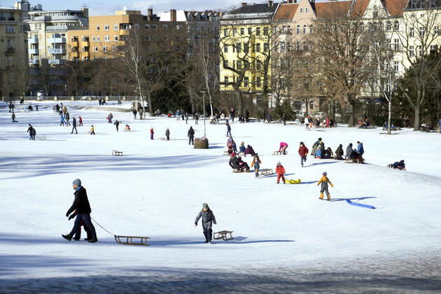 Rodeln im verschneiten Berliner Park Berlin, DEU, 13.02.21 - Rodelspass im verschneiten Berliner Viktoriapark. Schnee und eisige Kaelte bestimmen weiter das Wetter. Berlin Berlin Deutschland