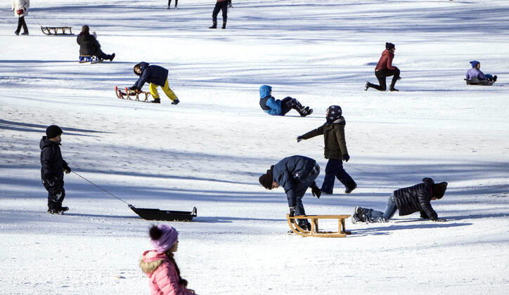Rodeln im verschneiten Berliner Park Berlin, DEU, 13.02.21 - Rodelspass im verschneiten Berliner Viktoriapark. Schnee und eisige Kaelte bestimmen weiter das Wetter. Berlin Berlin Deutschland