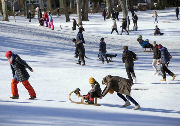 Rodeln im verschneiten Berliner Park Berlin, DEU, 13.02.21 - Rodelspass im verschneiten Berliner Viktoriapark. Schnee und eisige Kaelte bestimmen weiter das Wetter. Berlin Berlin Deutschland