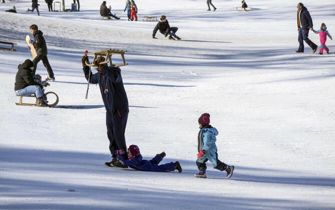 Rodeln im verschneiten Berliner Park Berlin, DEU, 13.02.21 - Rodelspass im verschneiten Berliner Viktoriapark. Schnee und eisige Kaelte bestimmen weiter das Wetter. Berlin Berlin Deutschland
