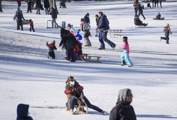 Rodeln im verschneiten Berliner Park Berlin, DEU, 13.02.21 - Rodelspass im verschneiten Berliner Viktoriapark. Schnee und eisige Kaelte bestimmen weiter das Wetter. Berlin Berlin Deutschland