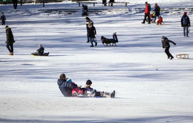 Rodeln im verschneiten Berliner Park Berlin, DEU, 13.02.21 - Rodelspass im verschneiten Berliner Viktoriapark. Schnee und eisige Kaelte bestimmen weiter das Wetter. Berlin Berlin Deutschland