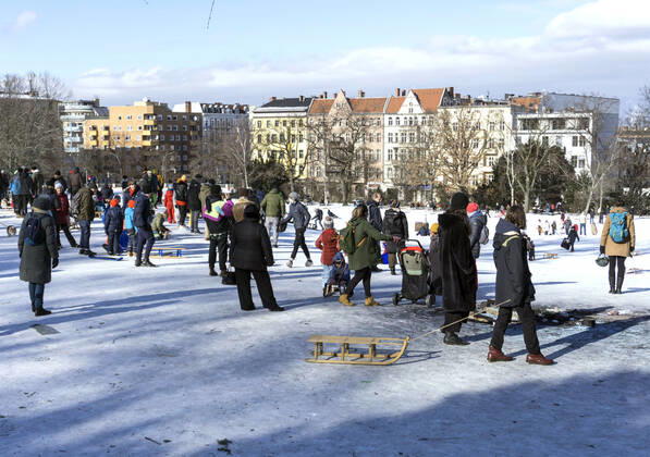 Rodeln im verschneiten Berliner Park Berlin, DEU, 13.02.21 - Rodelspass im verschneiten Berliner Viktoriapark. Schnee und eisige Kaelte bestimmen weiter das Wetter. Berlin Berlin Deutschland