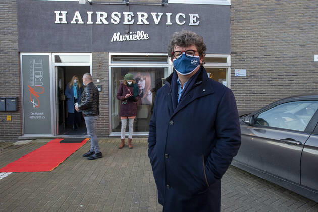 Oostende Mayor Bart Tommelein pictured during a visit to the hairdresser, Saturday 13 February 2021, in Oudenburg. The consultative committee who evaluates the measures taken to control the average number of additional Covid-19 infections in Belgium decided that hairdressers will be allowed to reopen from Today.  NICOLASxMAETERLINCK 2643919